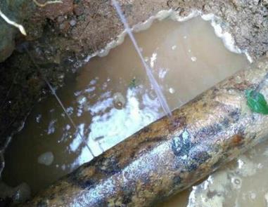 曲沃楼顶渗水维修公司分享下地暖漏水的原因及检测方法。